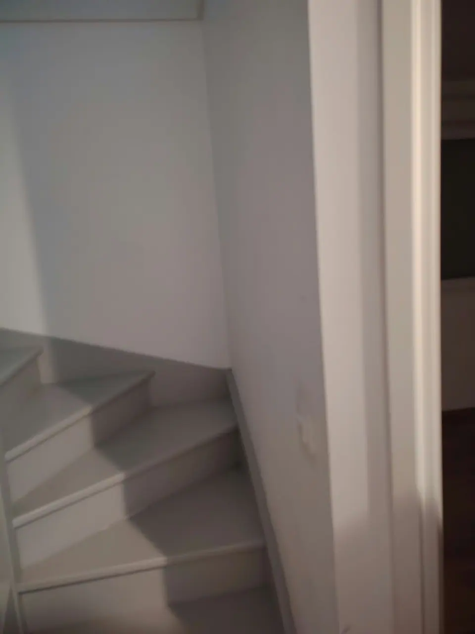 Escalier et murs repeints en blanc