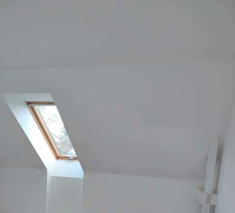 Chambre sous combles repeinte en blanc