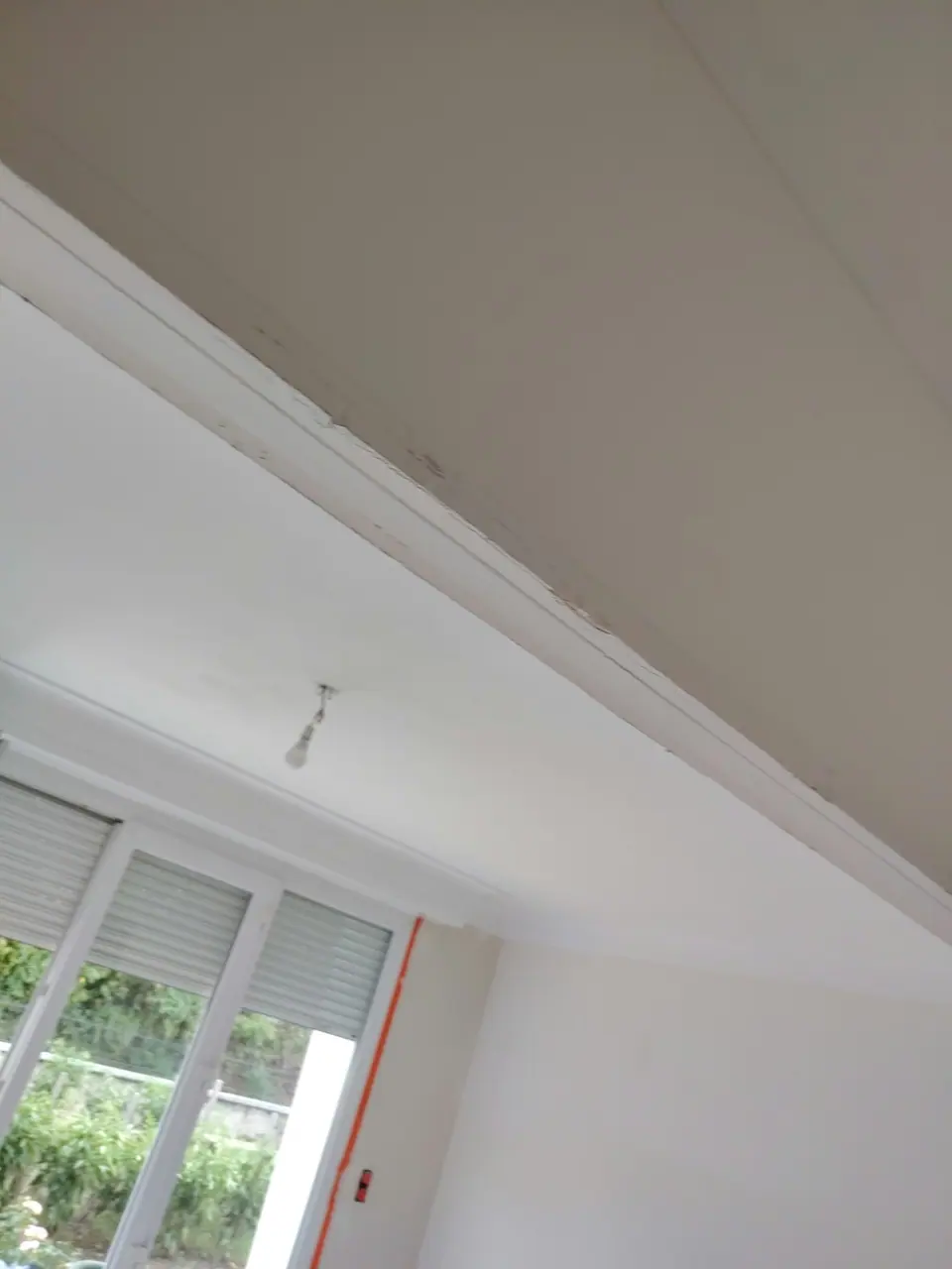 Plafond et retombée repeints en blanc
