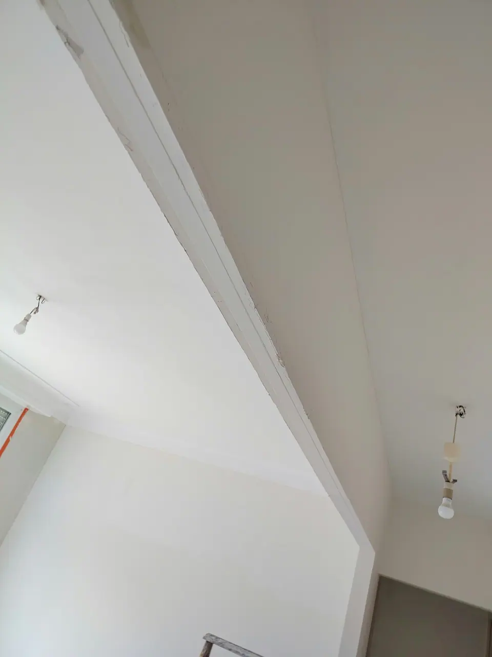 Plafond et poutre repeints en blanc
