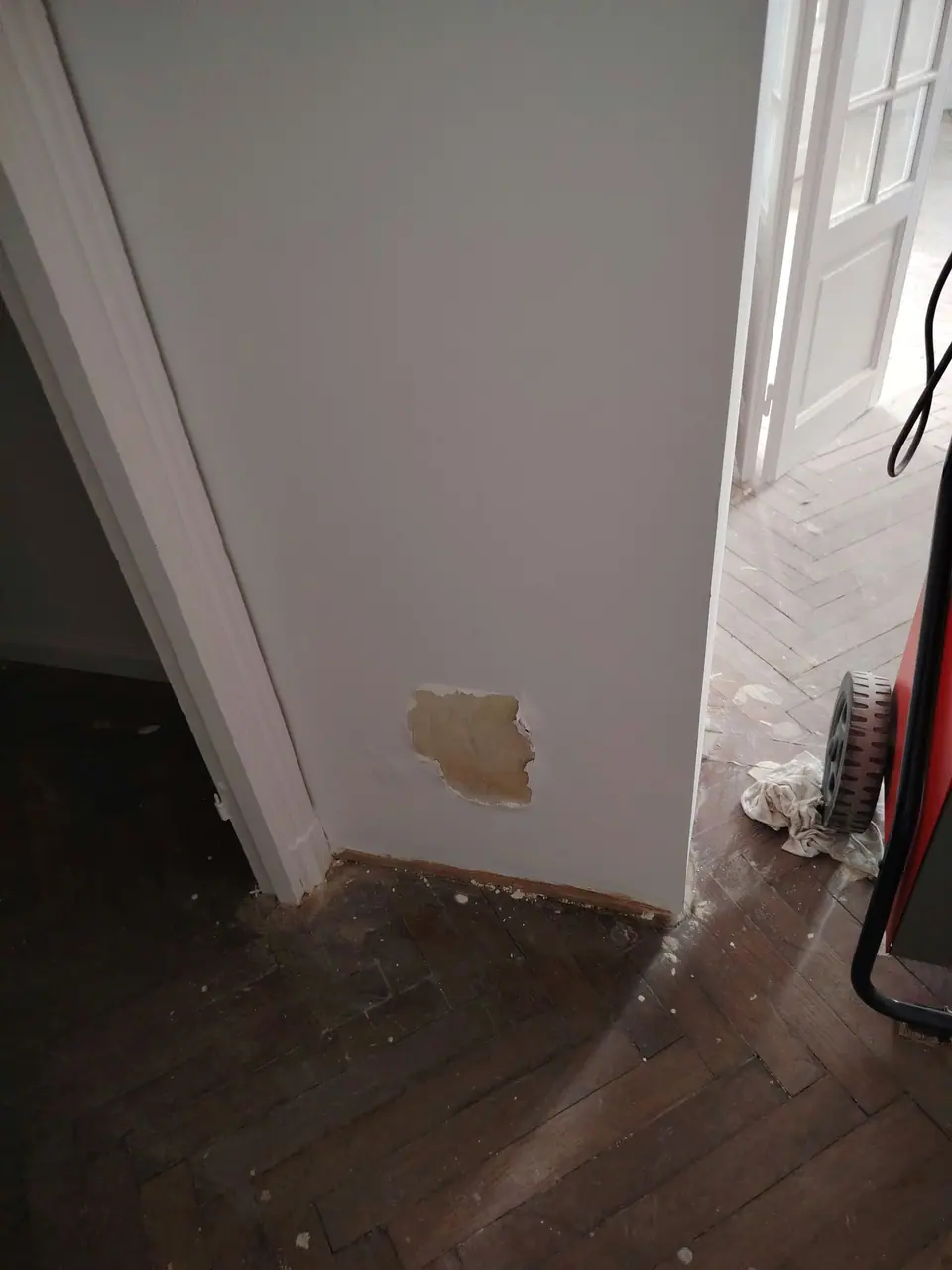 Avant travaux : mur abîmé près du sol
