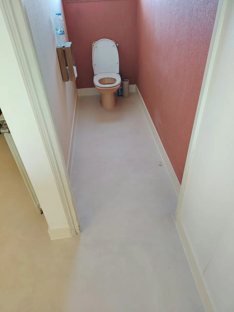Toilettes : mur rose poudré