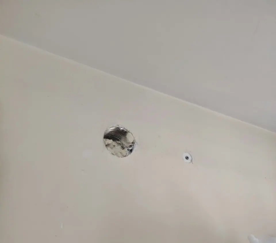 Avant travaux : trou dans un mur