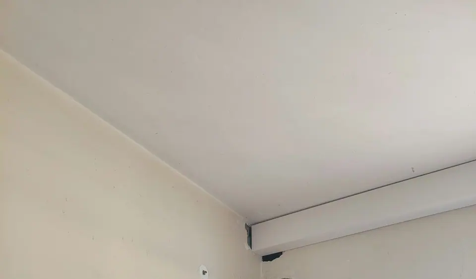 Avant travaux : gaine et plafond dans un cellier