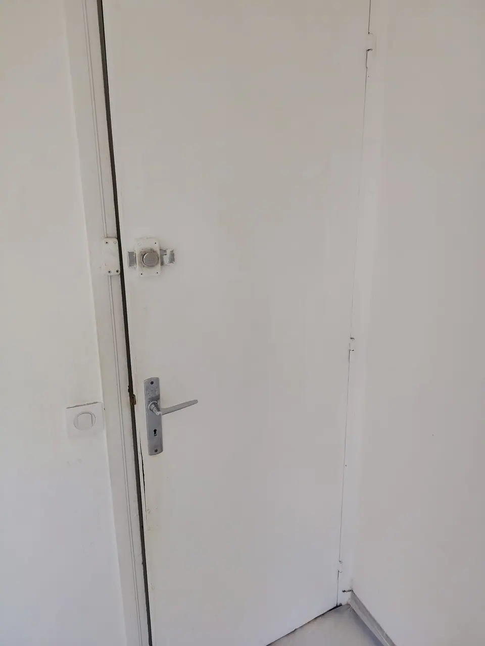 Porte et mur repeints en blanc