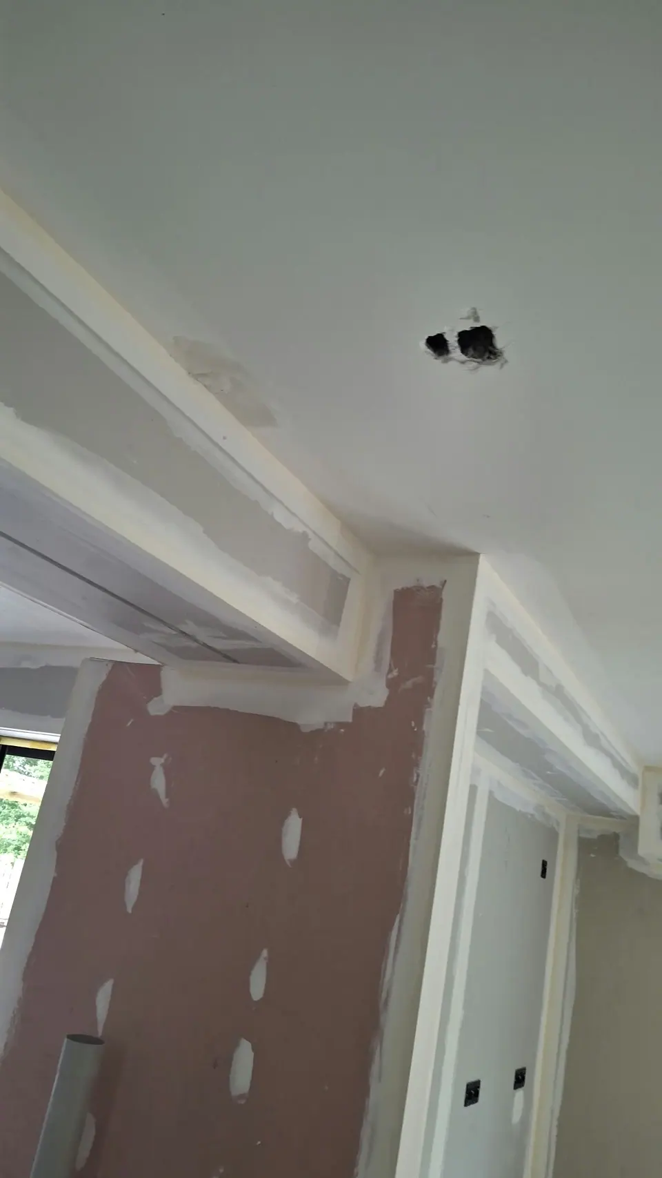 Plafond et poutres en cours de finition