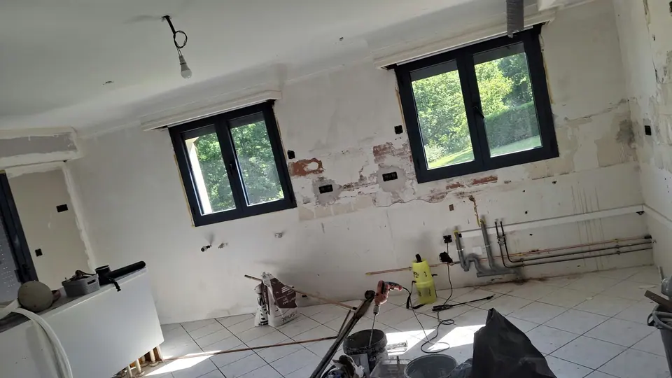 Avant travaux : cuisine aux murs bruts