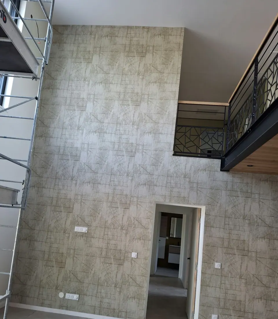 Papier peint sur toute la hauteur d'une mezzanine