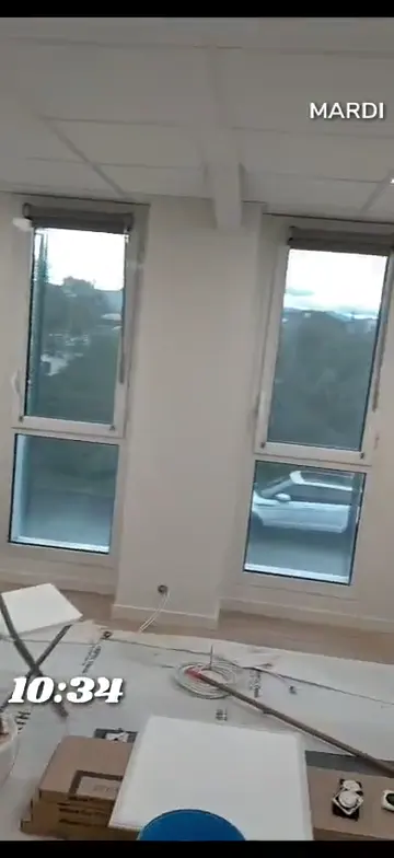Vidéo : Bureaux : pose d'un revêtement mural à motifs