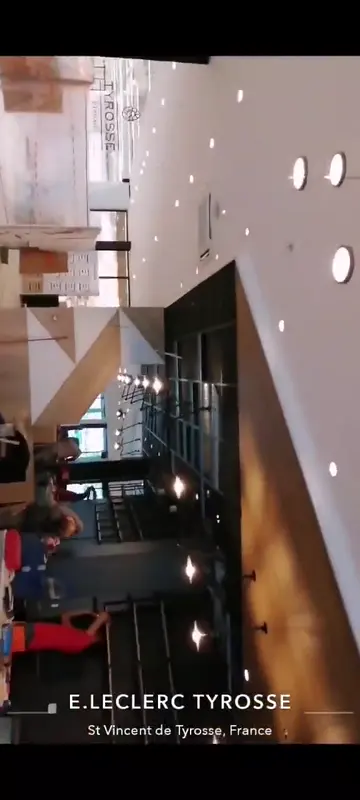 Vidéo : Commerce : mezzanine et escalier repeints