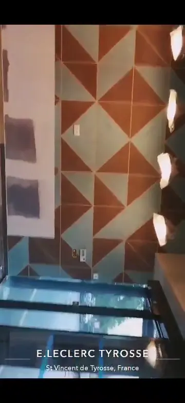 Vidéo : Commerce : décor géométrique et espaces peints
